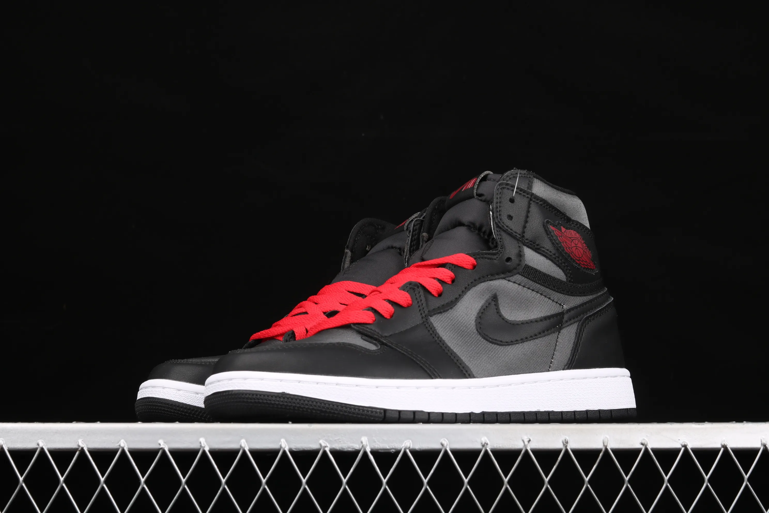 All categories Air Jordan Jordan series basketball shoes Air Jordan 1 High Air Jordan 1 Retro High OG AJ1 Joe 1 black and red silk high-top basketball shoes 555088-060